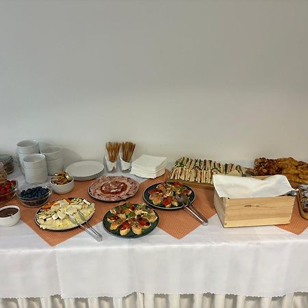 Garni G Hotel Жилина Екстериор снимка