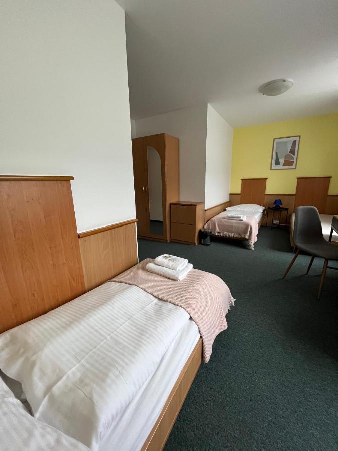 Garni G Hotel Жилина Екстериор снимка
