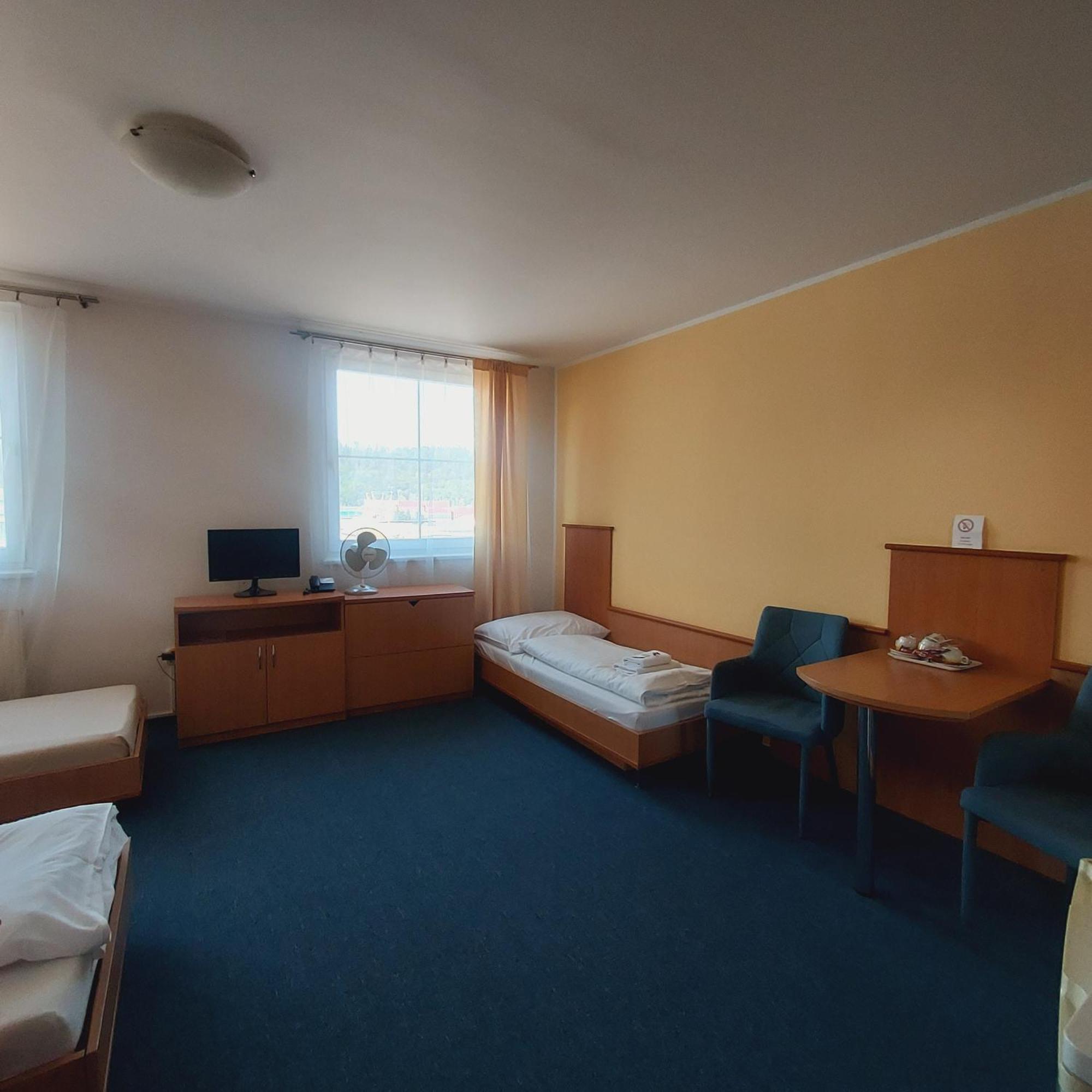 Garni G Hotel Жилина Екстериор снимка