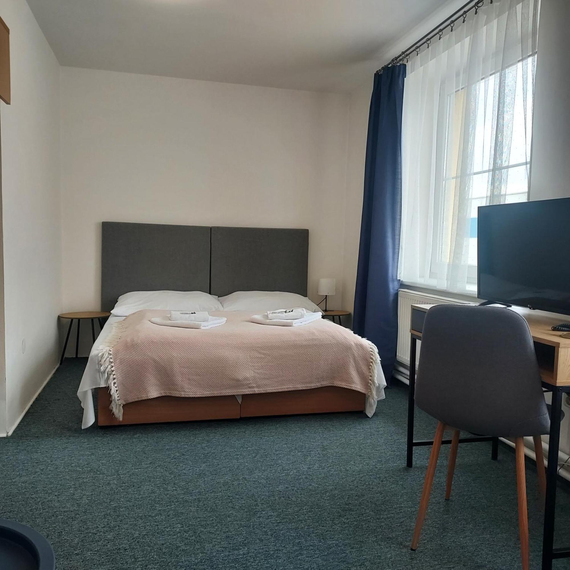 Garni G Hotel Жилина Екстериор снимка