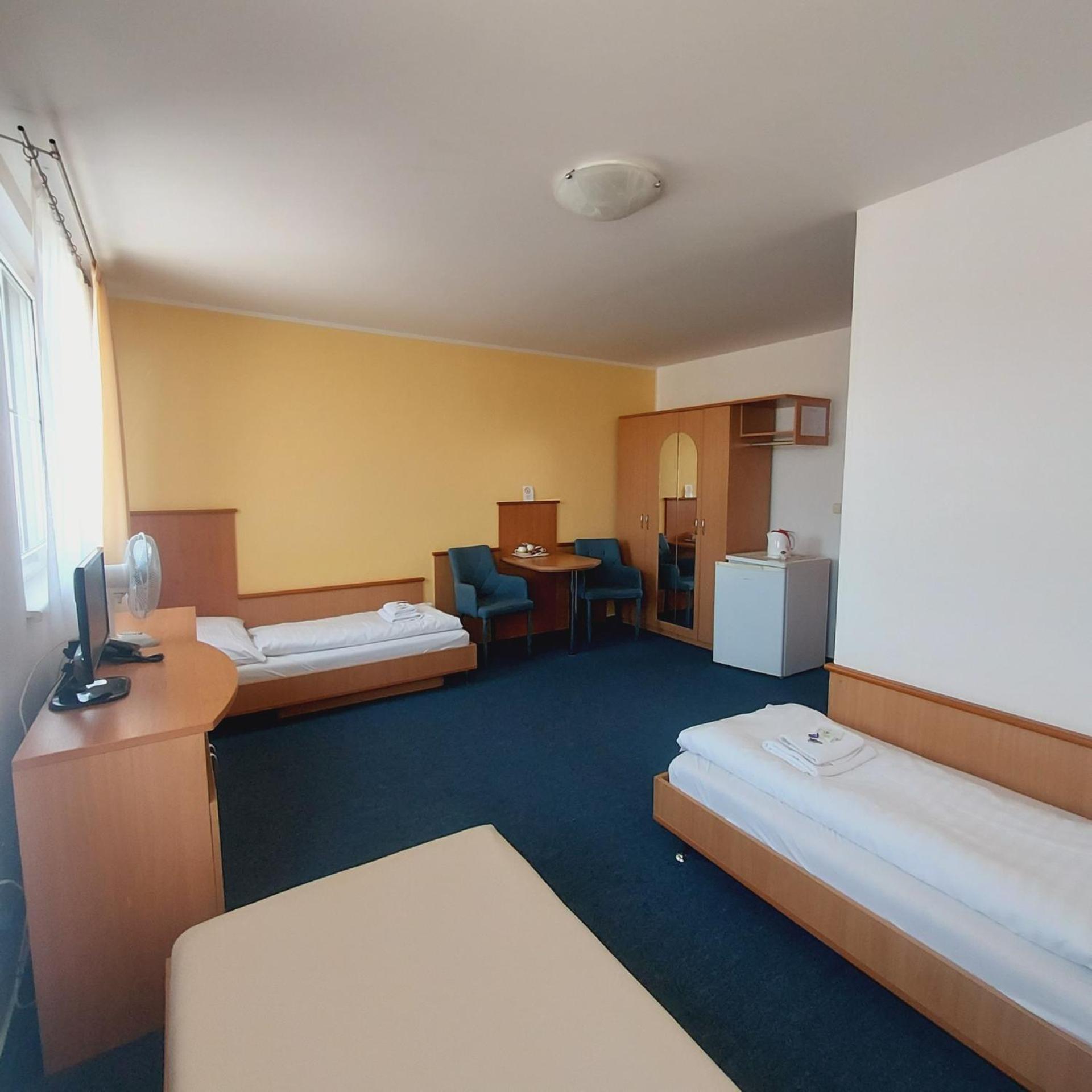 Garni G Hotel Жилина Екстериор снимка
