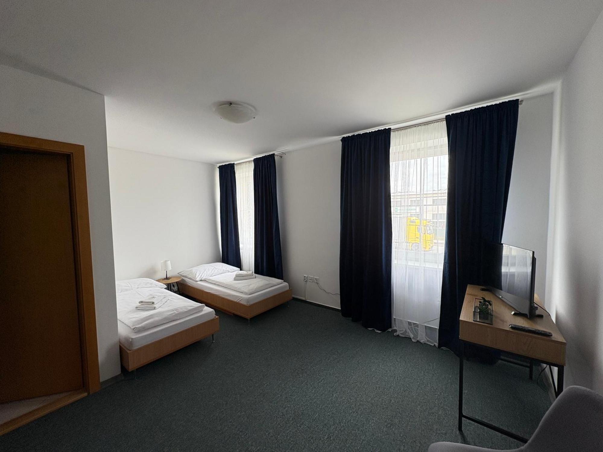 Garni G Hotel Жилина Екстериор снимка