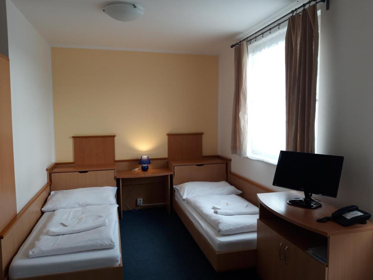 Garni G Hotel Жилина Екстериор снимка