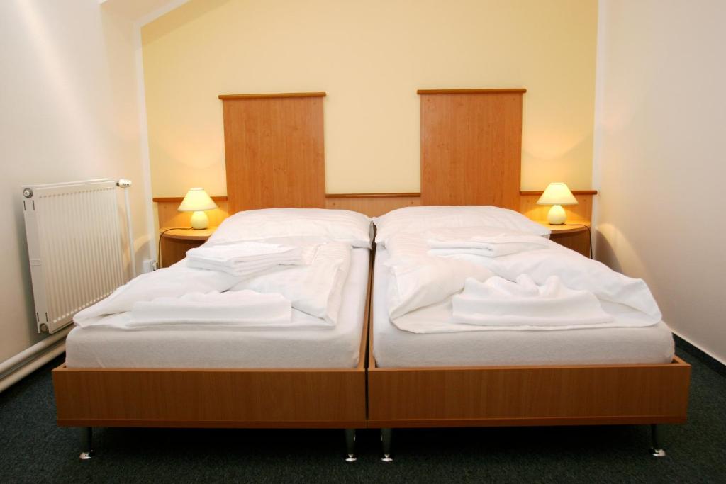 Garni G Hotel Жилина Екстериор снимка